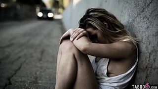Бездомная девушка отблагодарила богача, приютившего её, минетом и вагинальной еблей