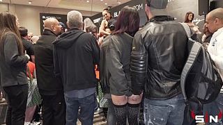 Тёлка без трусов демонстрирует свои прелести в общественном месте