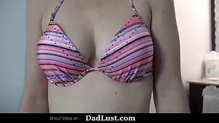 Темноволосая шлюшка с натуральным бюстом отдыхает и трахается в очко с клиентом в отпуске