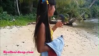 Тайка с хвостиками старательно сосёт большой пенис и нежно дрочит его ручками
