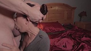 Милфа расплачивается за долг сына с его другом отсосом и принимает на лицо кончу