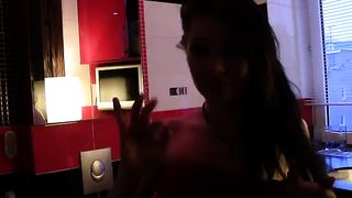 Соло черноволосой студентки перед камерой в ванной