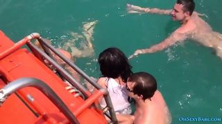 Групповой секс в море с куни и трахом молоденькой няшки с целой толпой парней