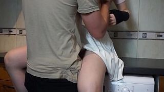 Горячая сучка течет от пальцев и трахается