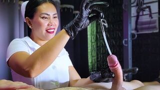 Азиатка сунет в головку члена разные предметы